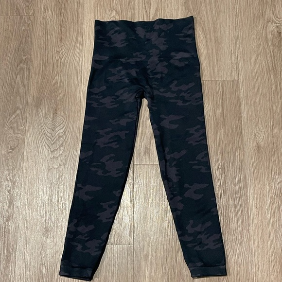 SPANX High Waist Black Camo Seamless Look At Me Now Leggings Size Medium - Picture 5 of 8